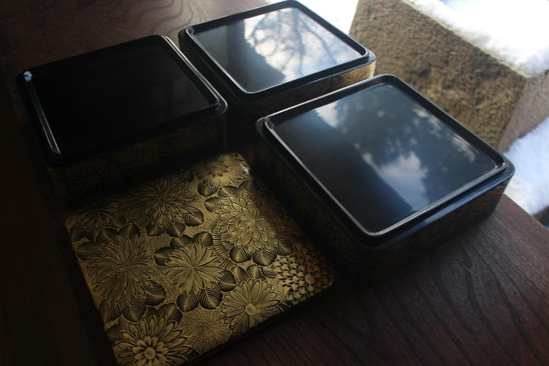 デッドストック！上質内朱黒漆に極上菊詰沈金の映える輪島塗三段重（検重箱お重