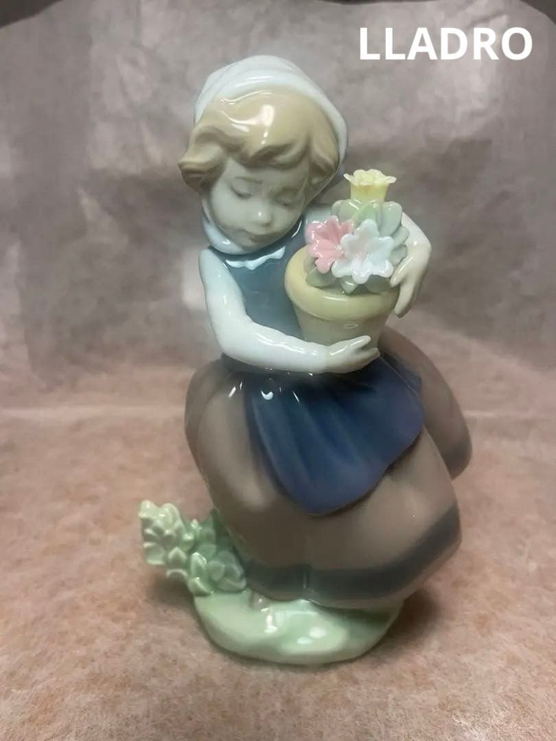 リヤドロ　LLADRO 少女と花　“Spring is Here” 春が来た