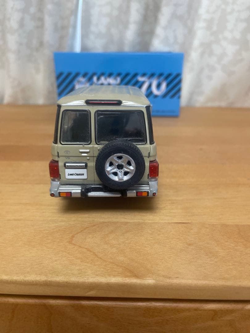 トヨタ ランドクルーザー70 ミニカー ベージュ　箱　説明書付き
