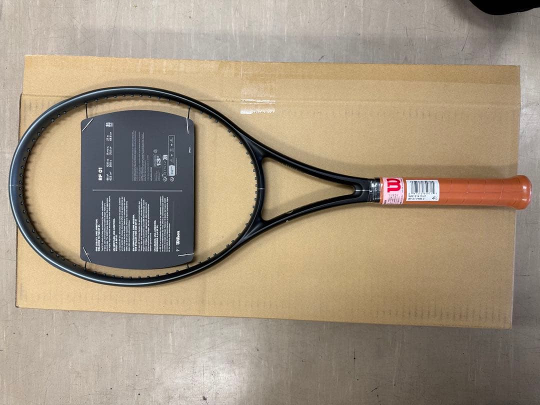 テニス硬式ラケット　RF 01　ロジャーフェデラーモデル