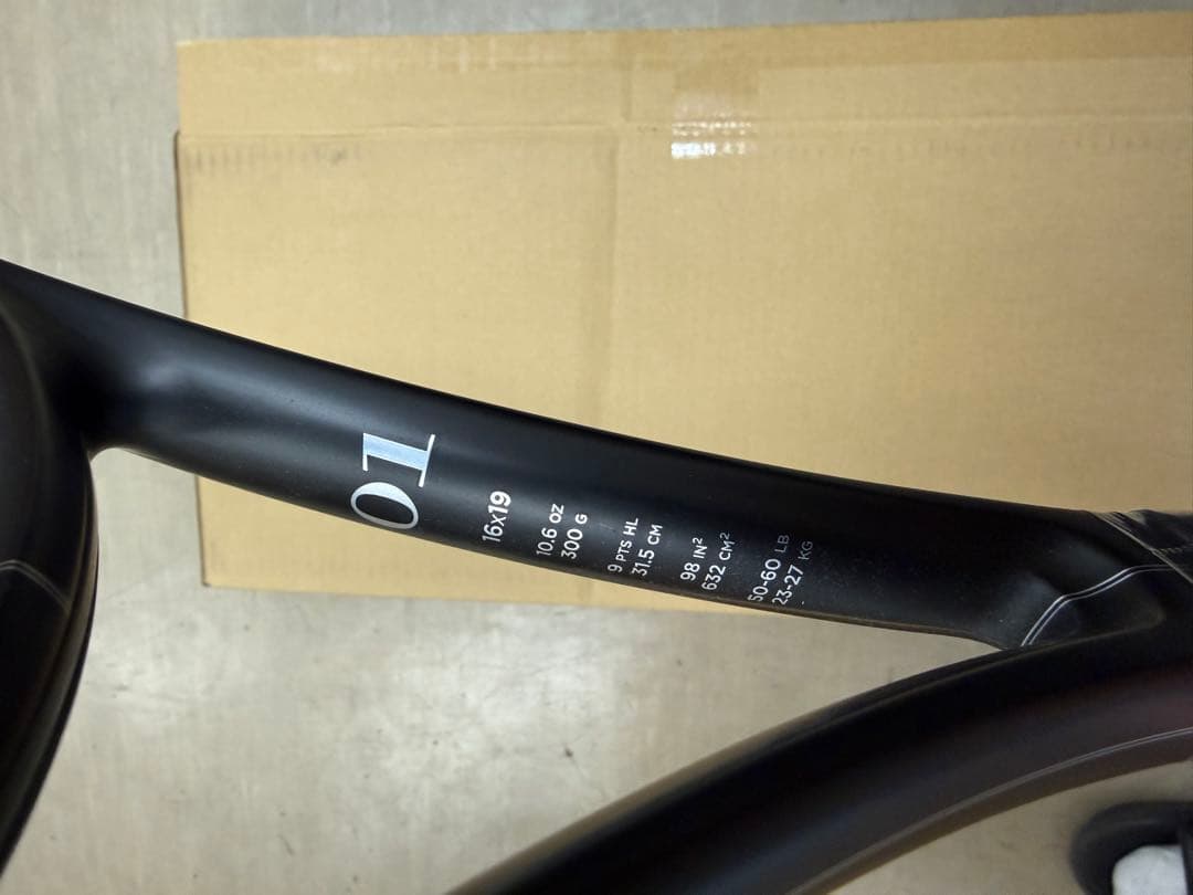 テニス硬式ラケット　RF 01　ロジャーフェデラーモデル