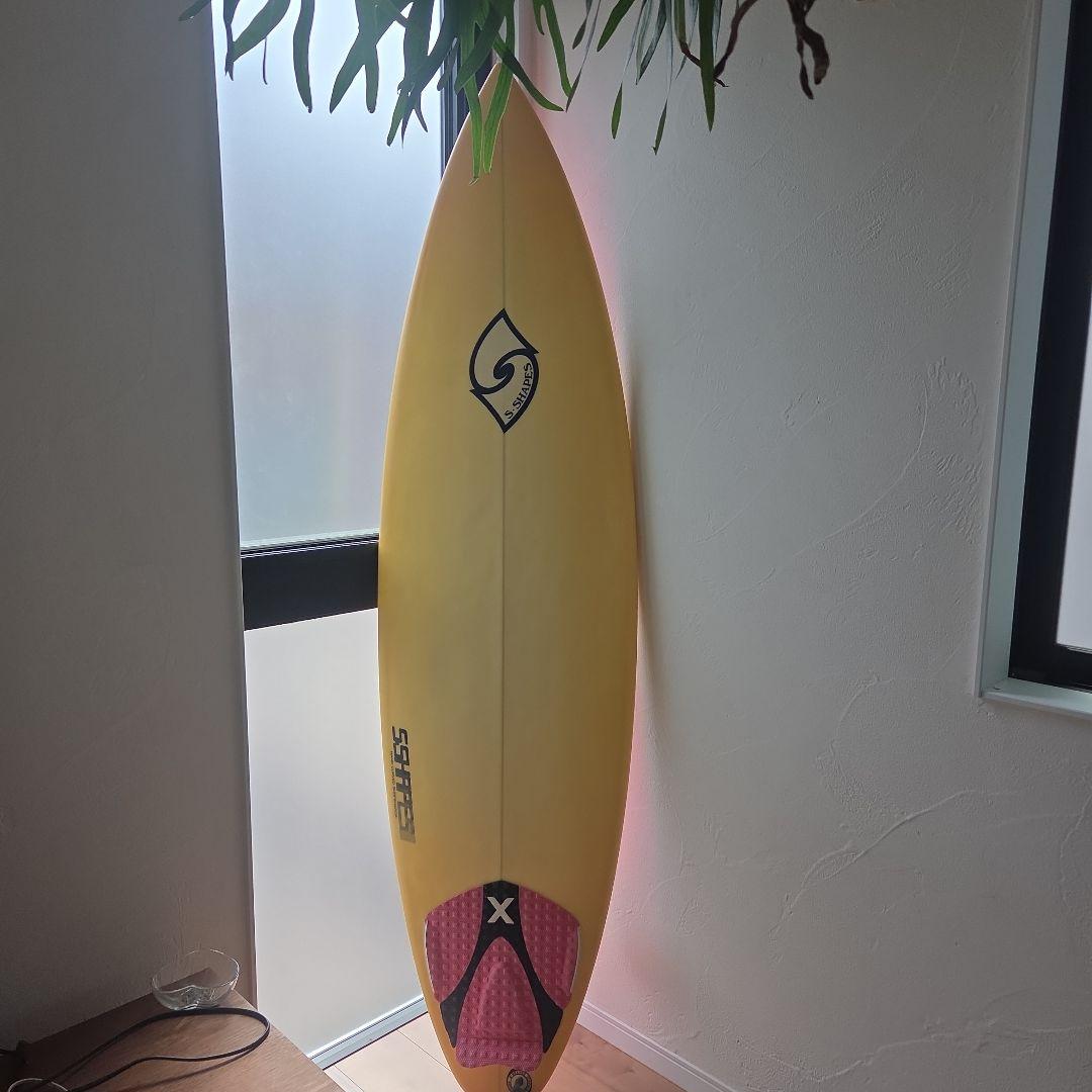 Sシェイプ　ショートボード イエロー ピンクフィン付