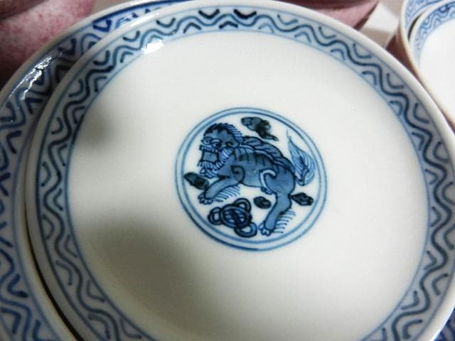 斑桃色地見込みに染付獅子図蓋茶碗９客（裏印「清鳳」）