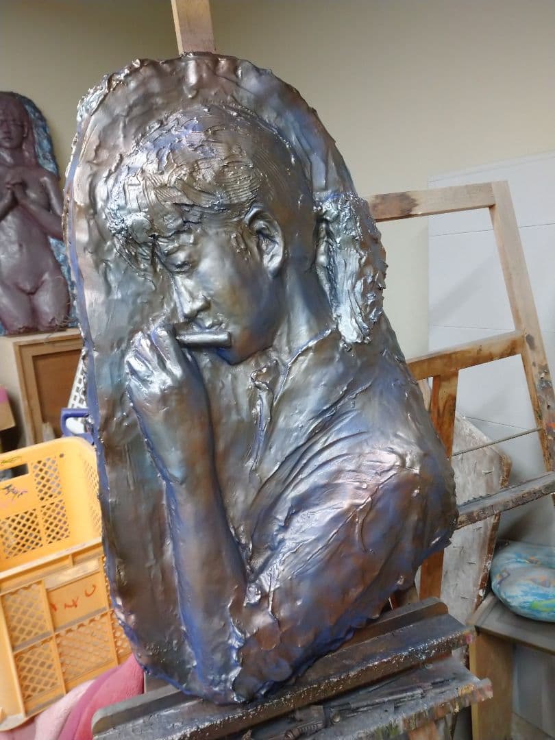 彫刻レリーフ笛をふく少女