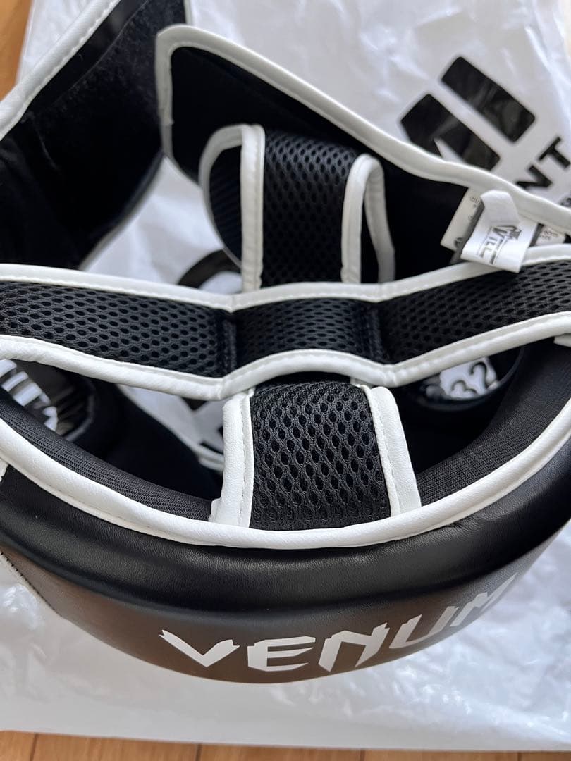 Venum ボクシングヘッドギア ホワイト/ブラック