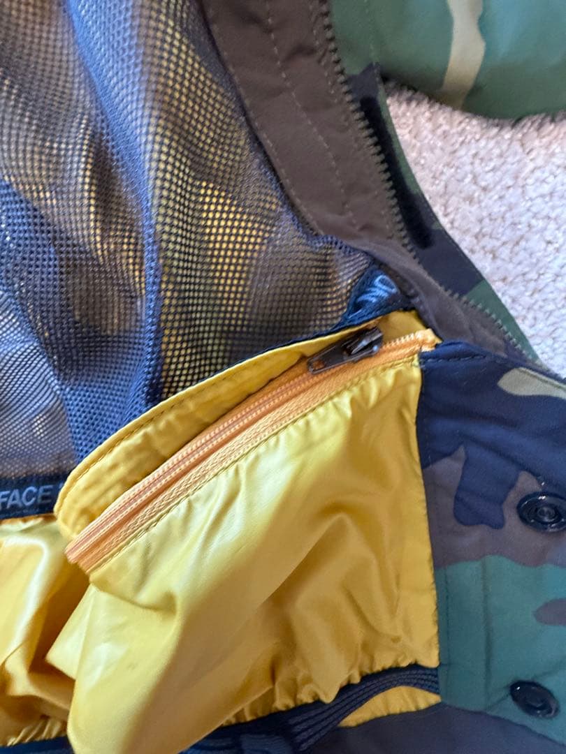 美品　ノースフェイス キッズ スノーウェア 130、120 上下セット 迷彩