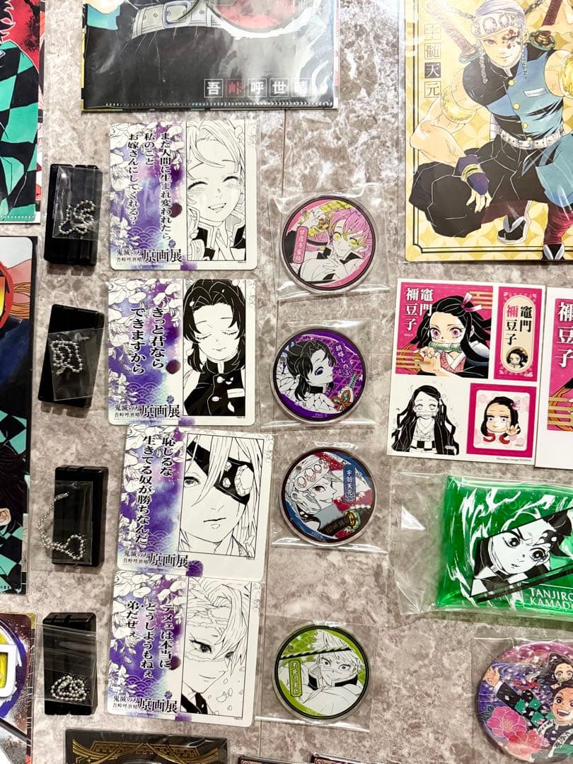 鬼滅の刃　アクリルフィギュア　マグネットステッカー　コレクション缶バッジ　原画展