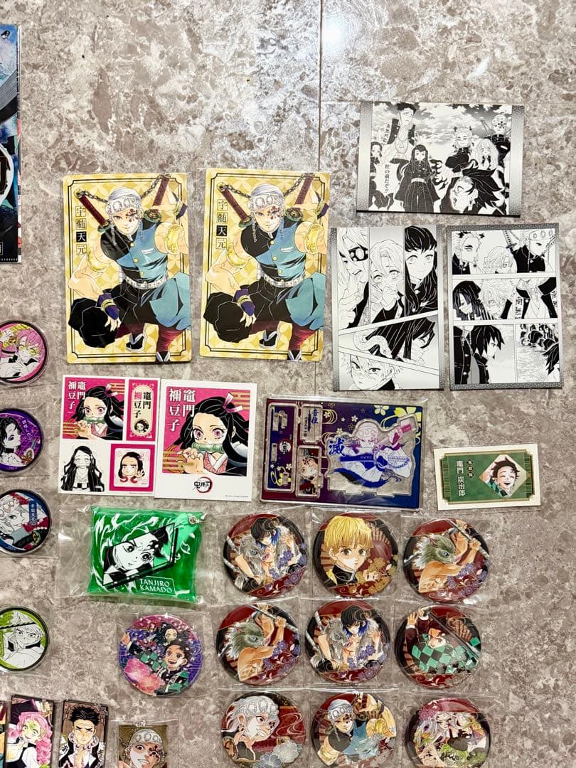 鬼滅の刃　アクリルフィギュア　マグネットステッカー　コレクション缶バッジ　原画展