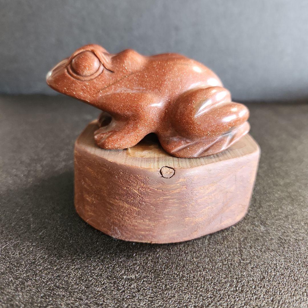 金色の光沢のあるブラウンカエルの石彫刻