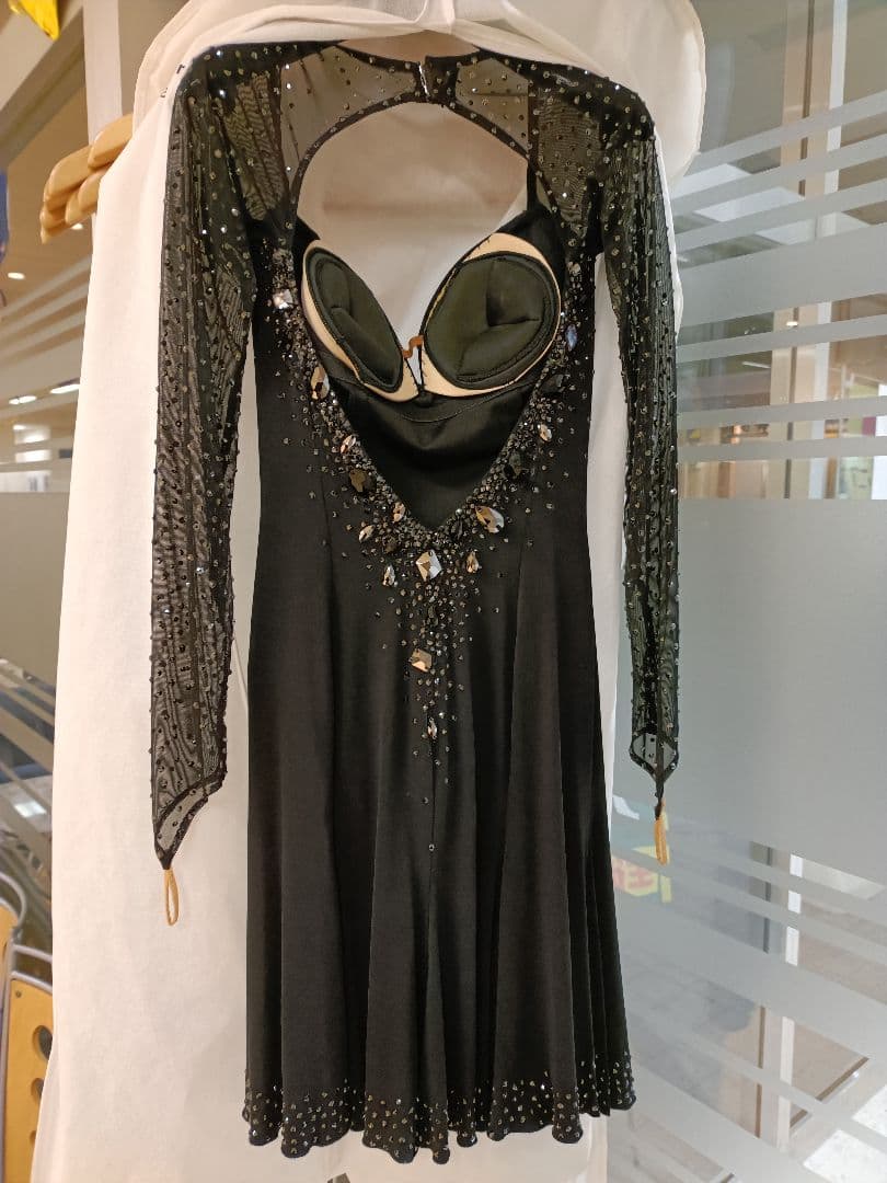 黒のビジュー付きダンス衣装　ヤナギタダンスウェア