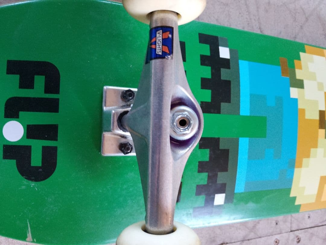 最終値下げ！flip　スケートボード　ベンチャートラック