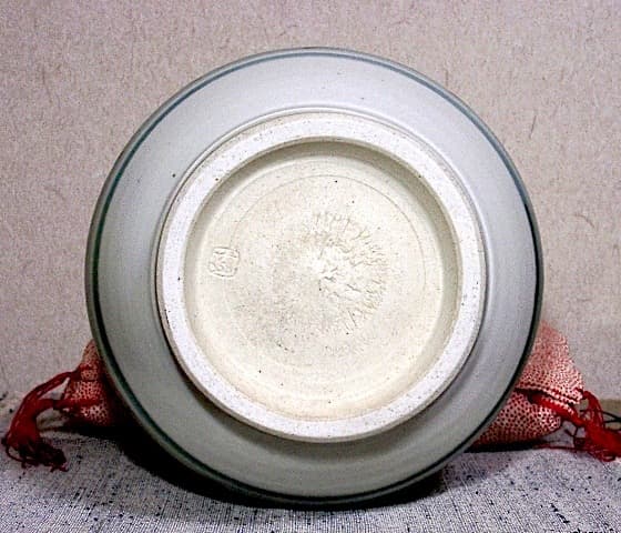 京焼・清水焼　新井謹也 作　淡青釉　文字　花瓶　無傷　共箱。