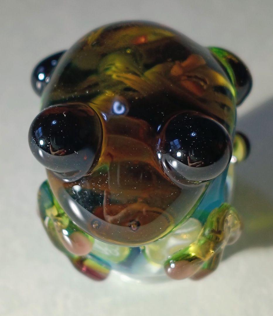 礒野昭子 作 とんぼ玉「海のカケラを抱くカエル」