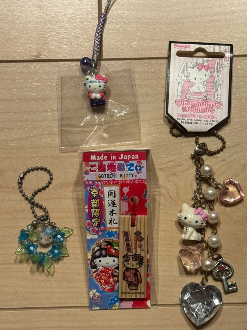 ハローキティご当地ストラップなど32個