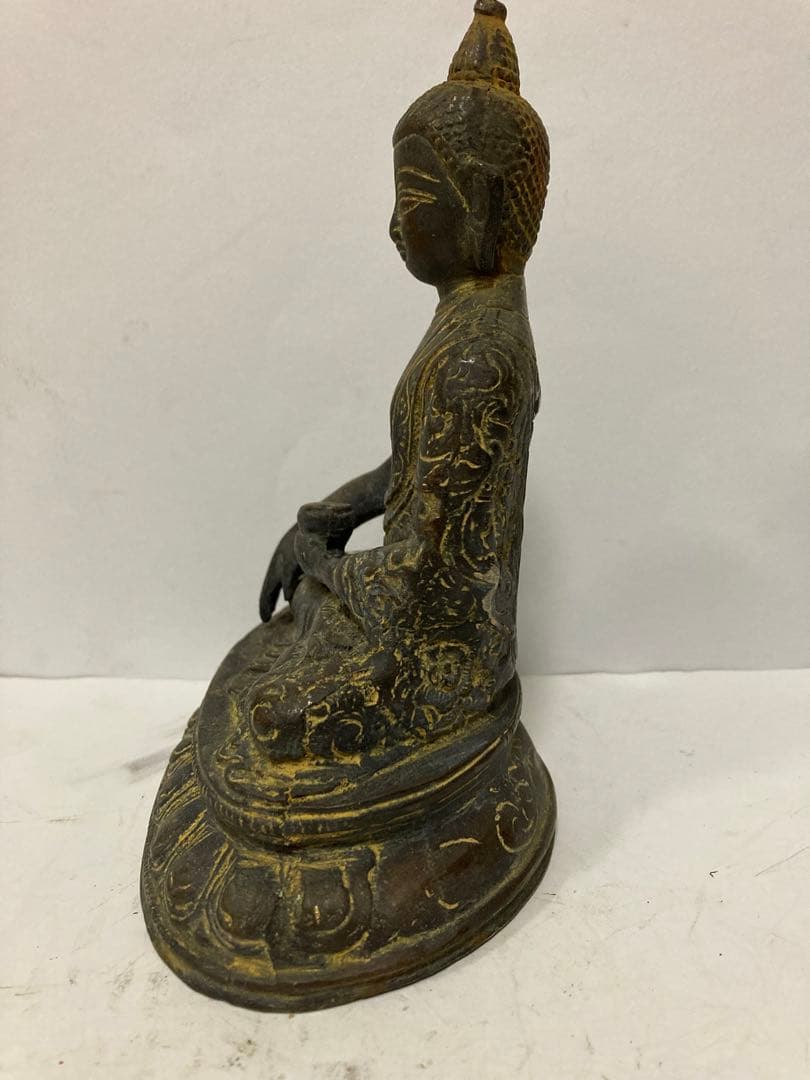 中國古董，古佛像，古銅製。