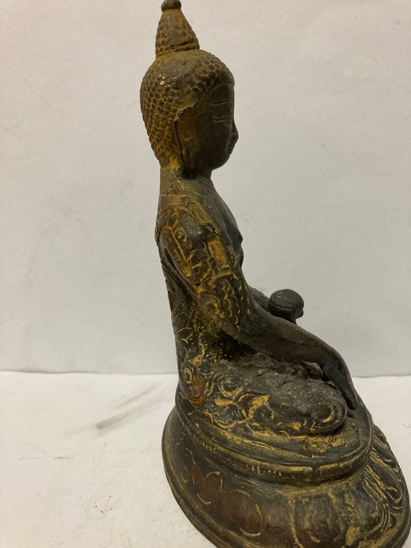中國古董，古佛像，古銅製。