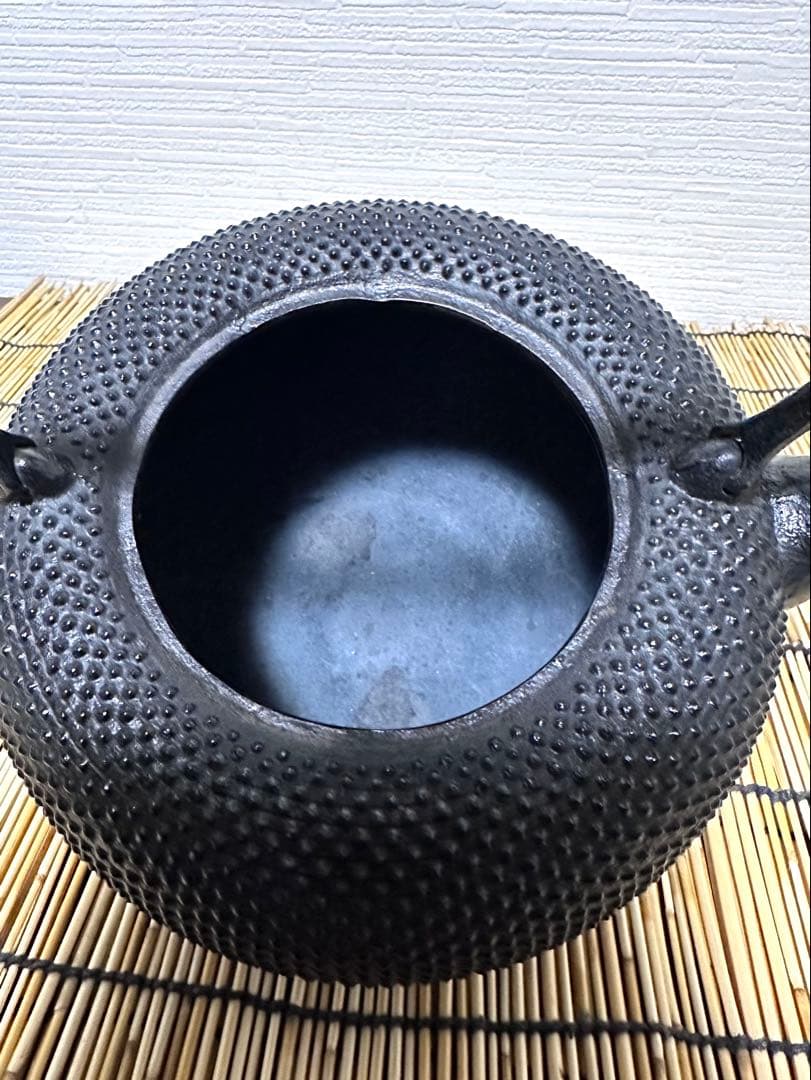 未使用品、タグ付　南部照光堂 心斎作 １８型アラレ　南部鉄瓶　南部鉄器　鉄瓶