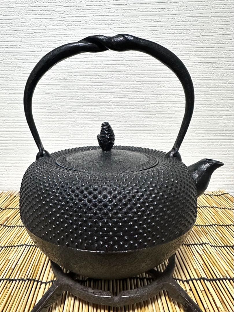 未使用品、タグ付　南部照光堂 心斎作 １８型アラレ　南部鉄瓶　南部鉄器　鉄瓶