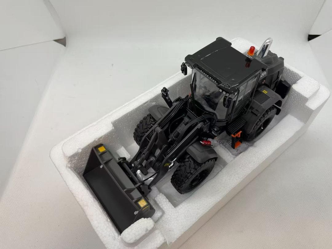 13R-012 AT 1/32 ボルボ L60H Black Edition