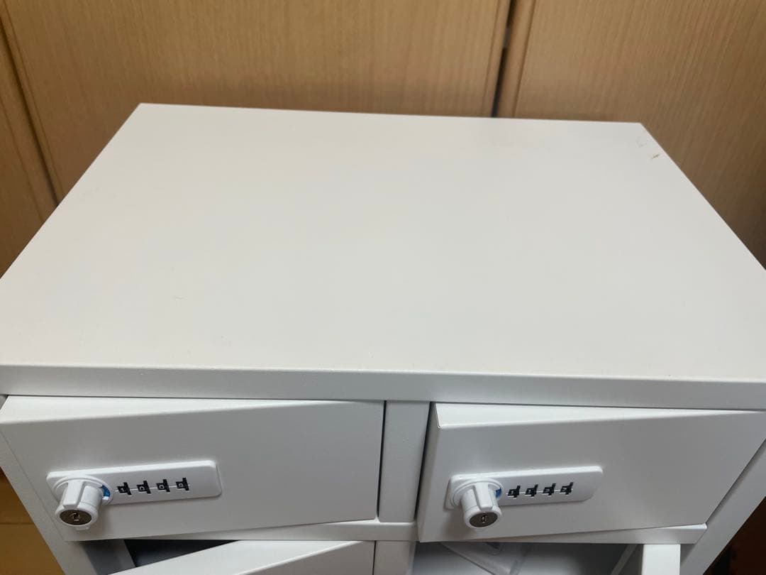 Ｎセーフ　エヌセーフ　貴重品ロッカー 4人用 2列2段 ダイヤル錠 ホワイト