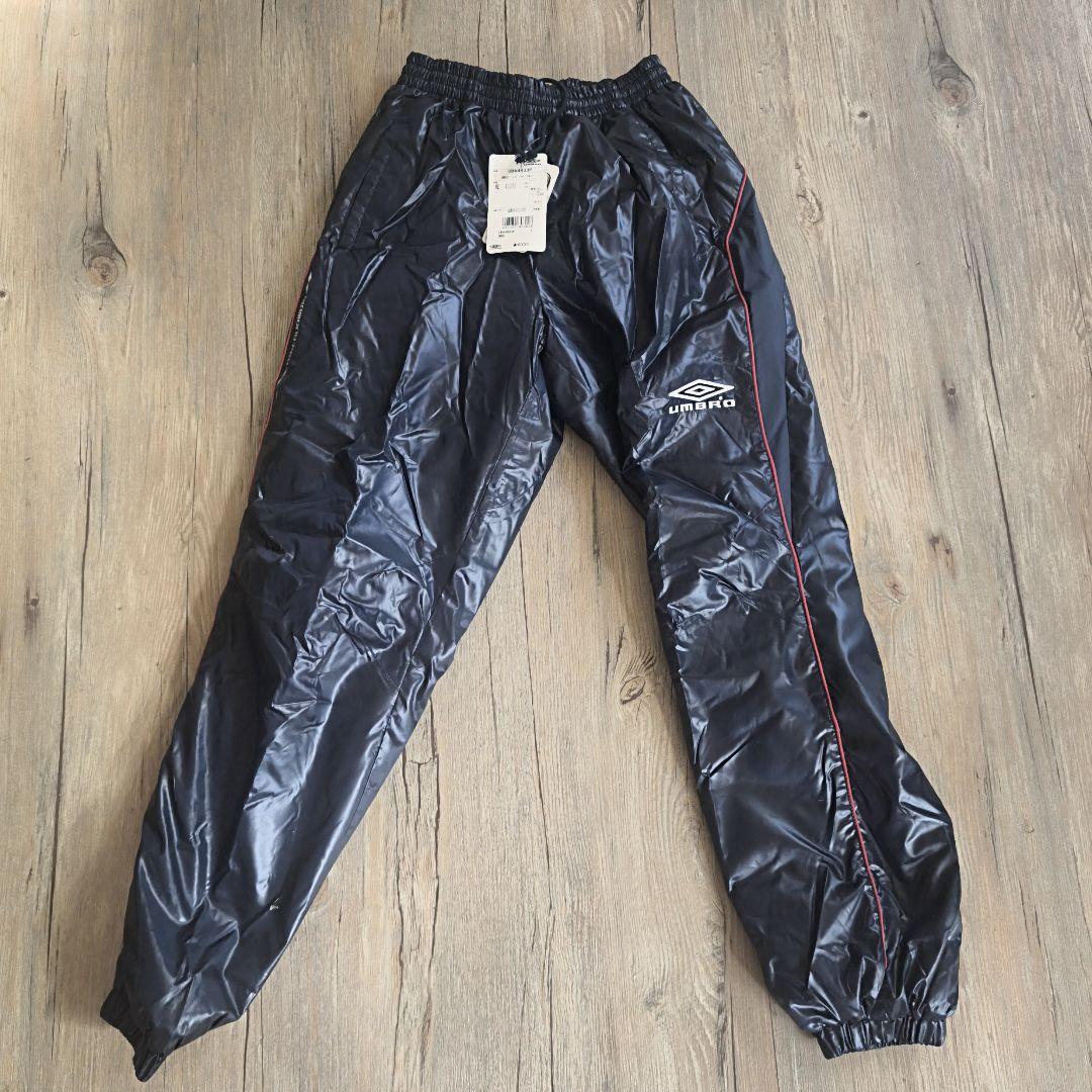 UMBRO ピステ・ウィンドブレーカー ネイビー　新品　サーモライト　中綿