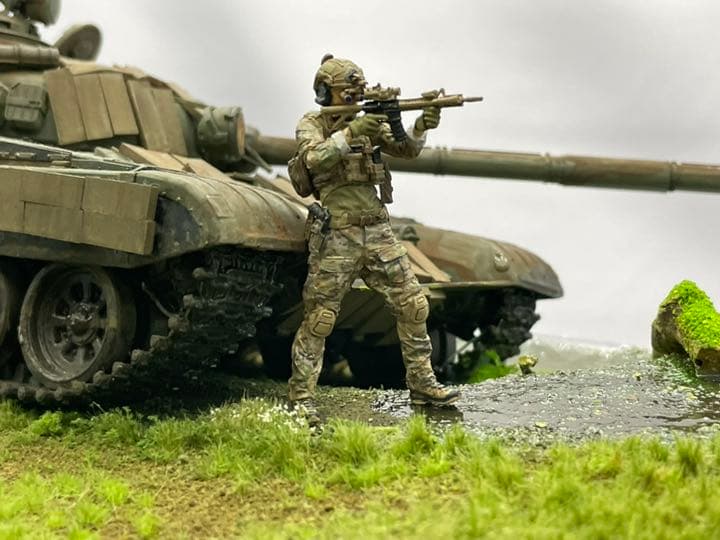 朽ちて池に沈んだT72 ジオラマ　メルカバ戦車付き