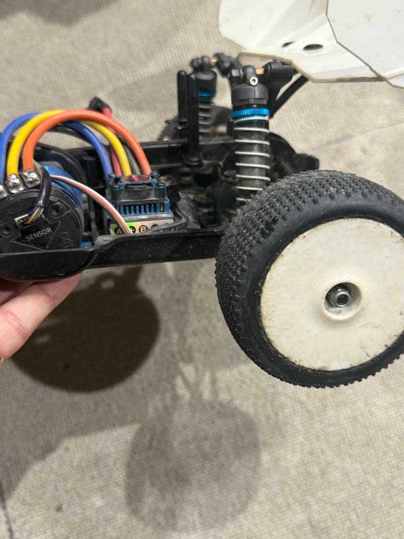 【1】旧車　シャーシ　当時物　ラジコン　車　タイヤ付き