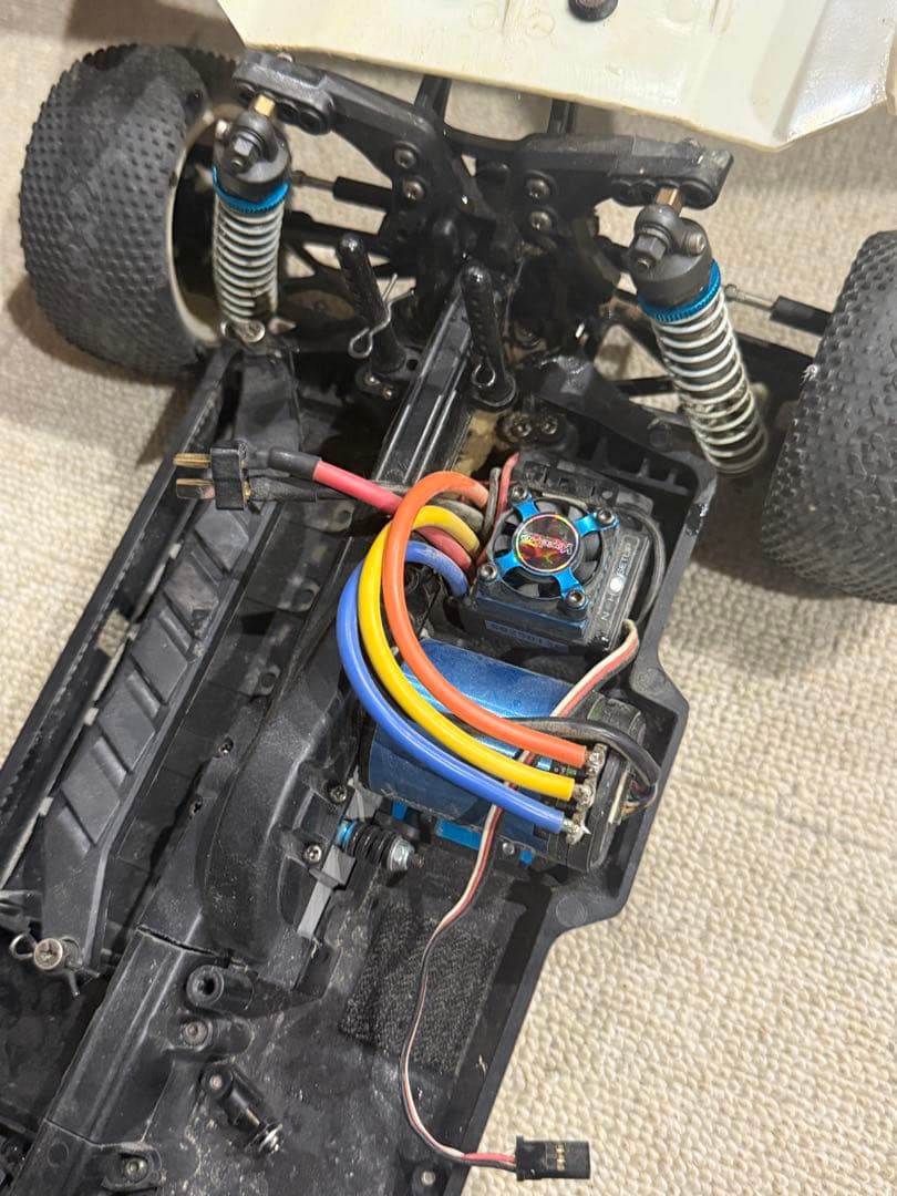 【1】旧車　シャーシ　当時物　ラジコン　車　タイヤ付き