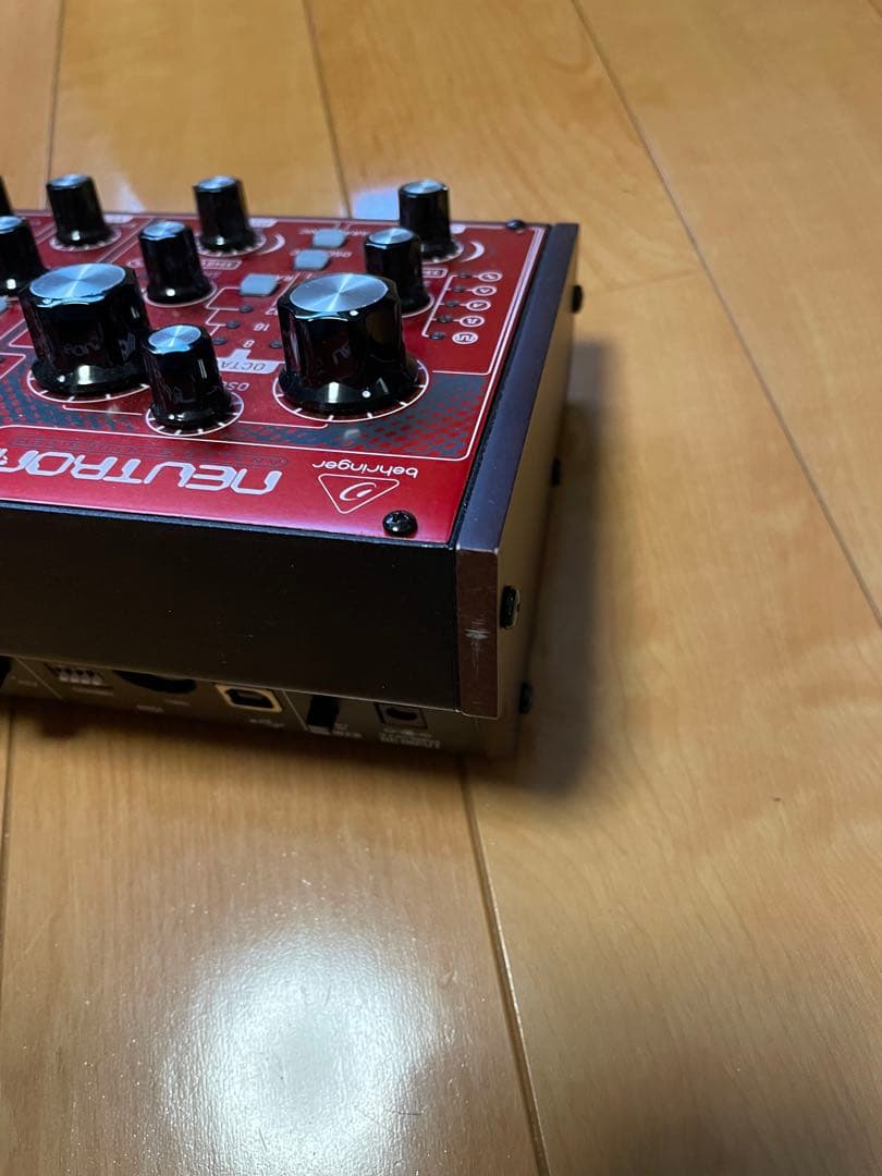 BEHRINGER neutron 元箱付き