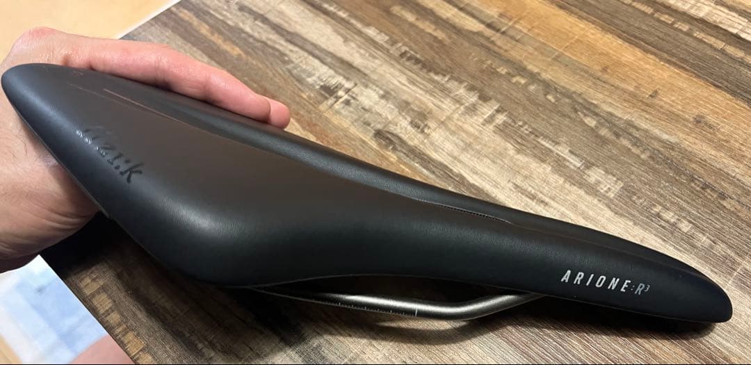 フィジーク　fi'zi:k ARIONE R3 OPENサドル ブラック
