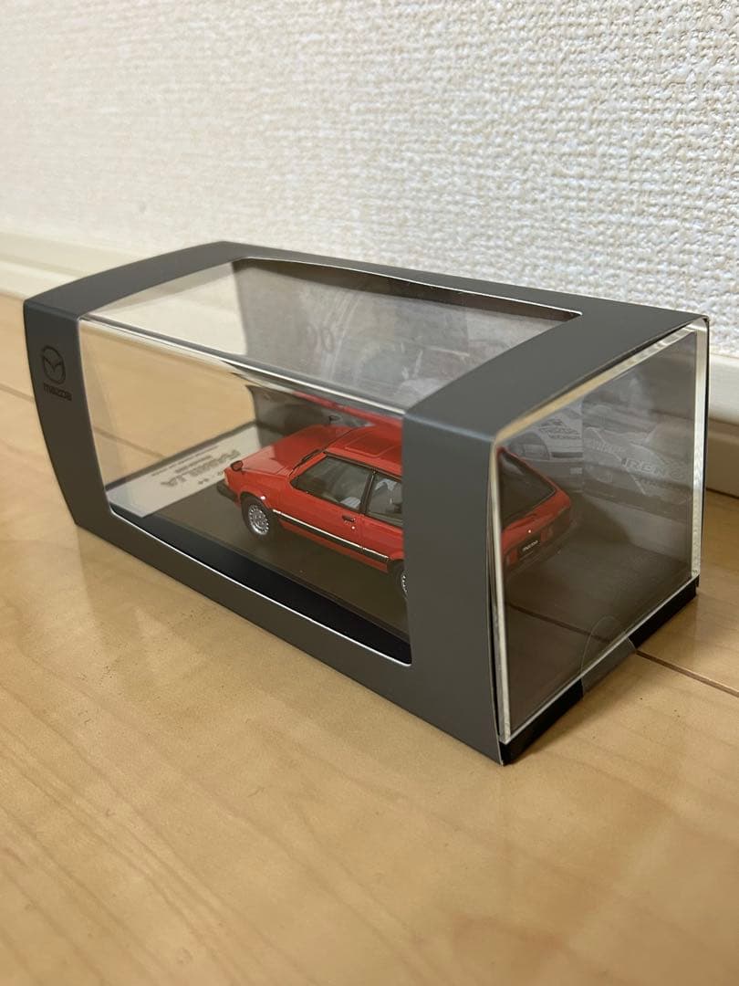 Mazda familia 1/43スケールモデル 赤