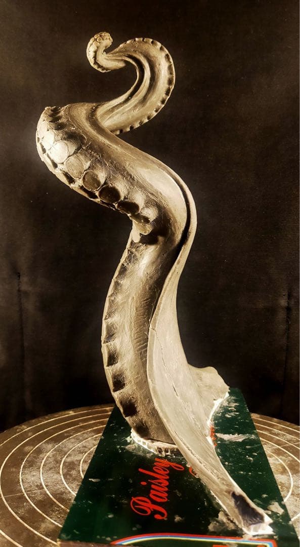 タコ触手の彫オブジェ