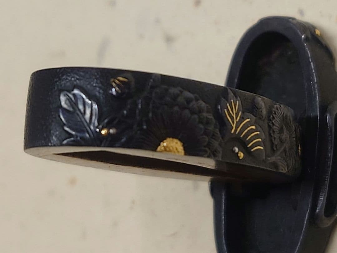 縁頭、赤銅地に菊華図