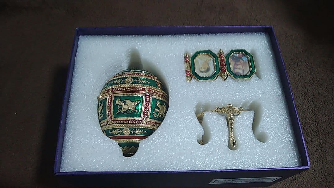 装飾的な緑色の卵型ボックスと石セット