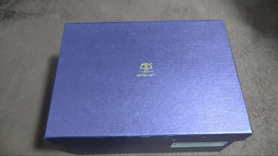 装飾的な緑色の卵型ボックスと石セット