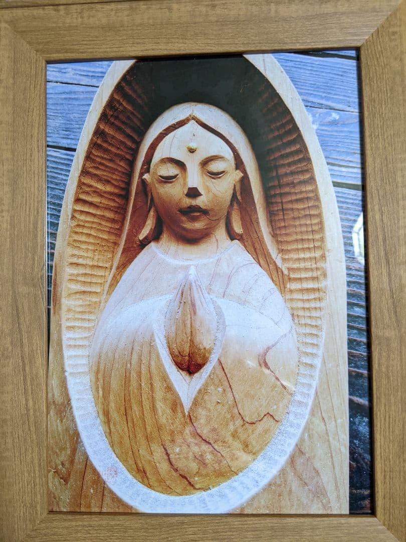 貴方の心を見つめます、平和観音様　彫刻家　岩村一博　木彫写真A4　100/1