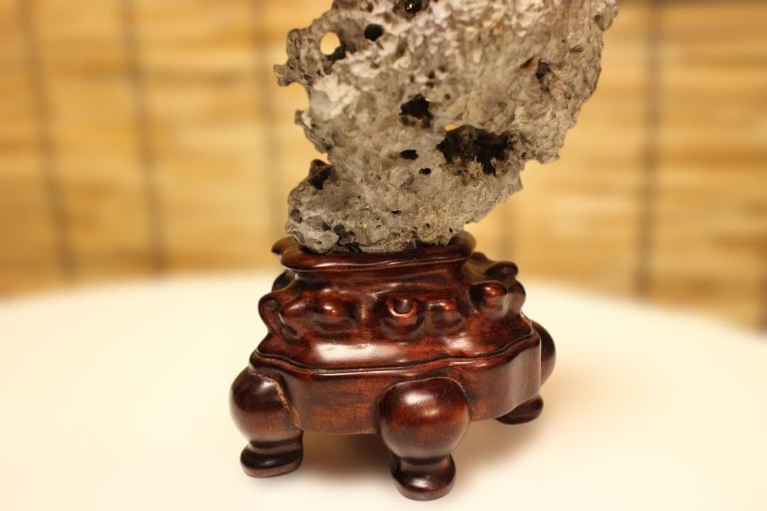 グレーの石彫刻 木製台座付き 太湖石　中国
