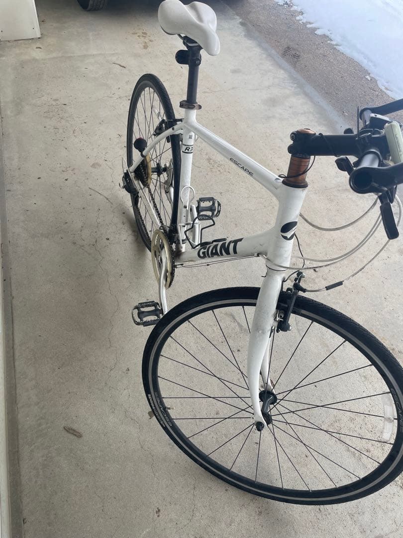 GIANT クロスバイク ホワイト 700Cエスケープ
