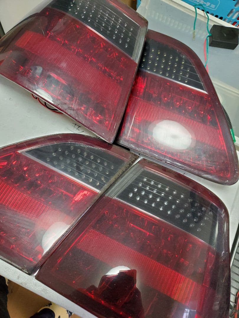トヨタ　クラウンロイヤルLEDテールライト 赤 4個セット流れるウィンカー