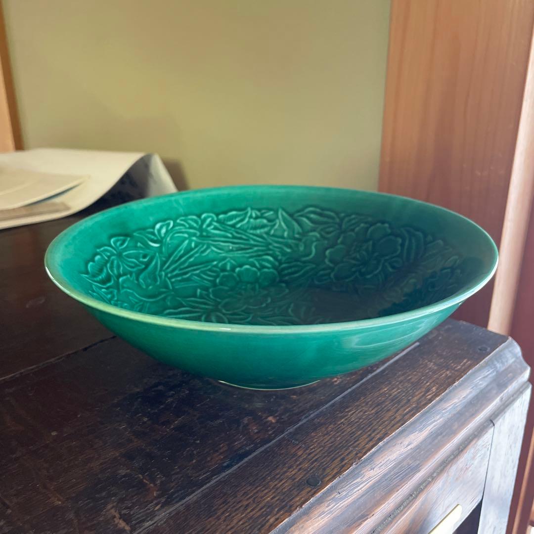 緑色の花柄浮彫り陶器ボウル