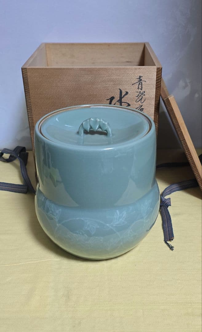 手塚玉堂造　青緑色 陶器 水差し 花模様