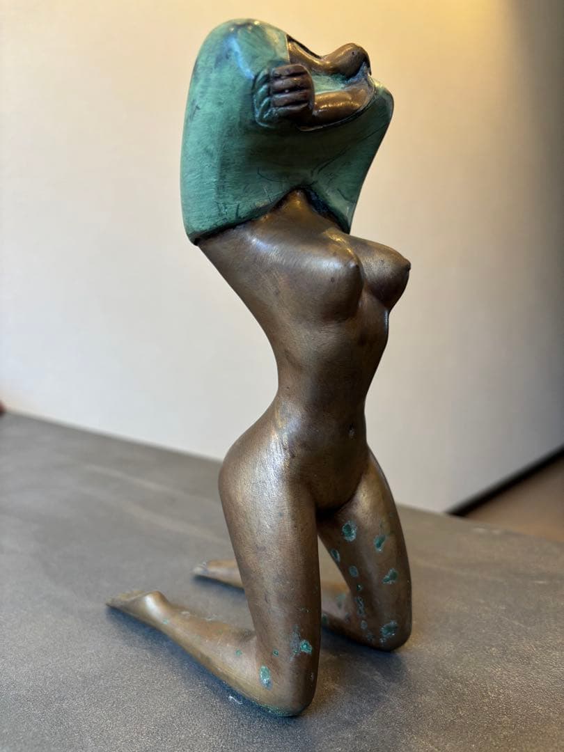 ブロンズ彫刻像 服を脱ぐ女性　青銅製