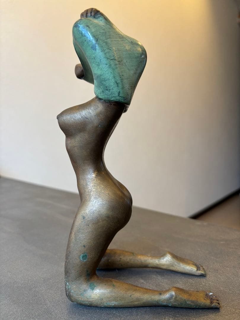 ブロンズ彫刻像 服を脱ぐ女性　青銅製