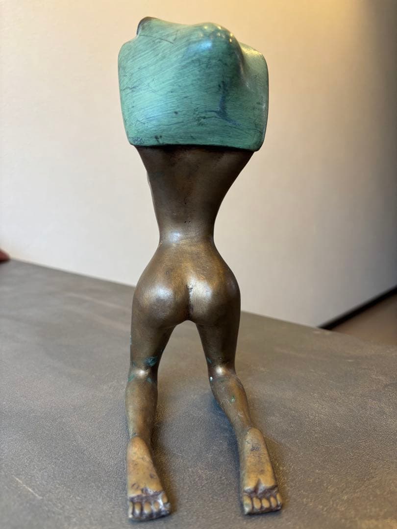 ブロンズ彫刻像 服を脱ぐ女性　青銅製