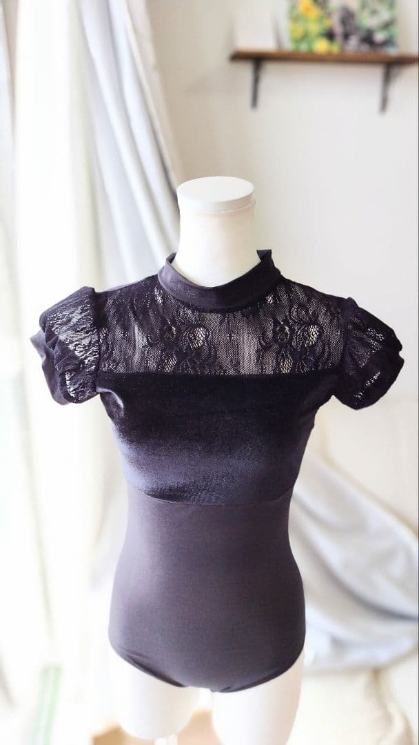 Ｓ～Ｍサイズ／ベロアと起毛レースの薔薇の花柄が上品な黒い娘役レオタード