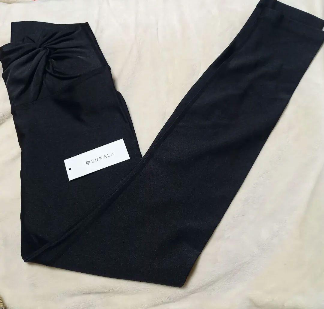 SUKALA 新品未使用シャインストレッチツイストレギンス Lサイズ