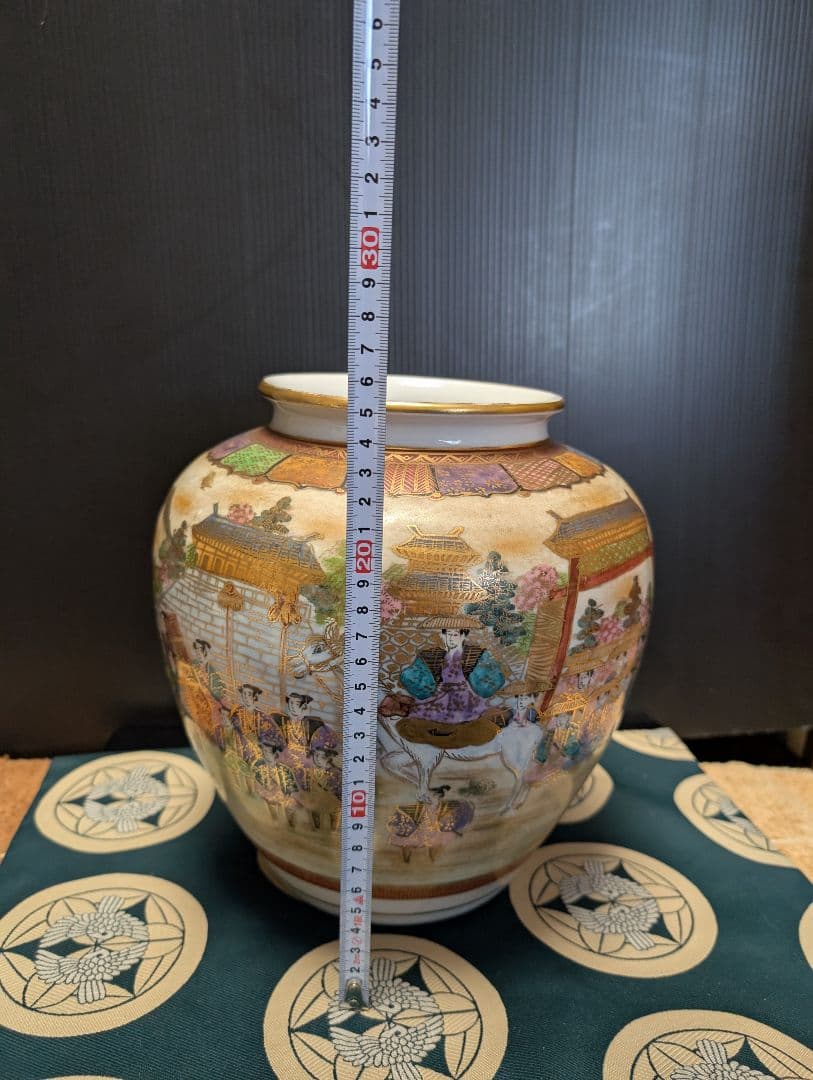 色彩豊かな陶器の花瓶、金彩九谷焼松星