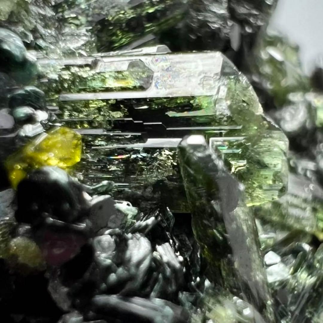 超珍品！アンドラダイトガーネット×ベスビアナイト×ダイオプサイト共生結晶標本