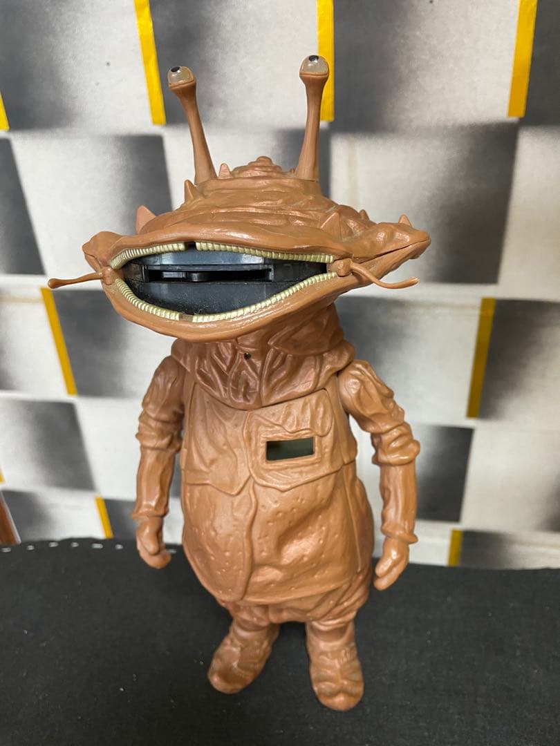 カネゴン貯金箱　怪獣フィギュア ブラウン