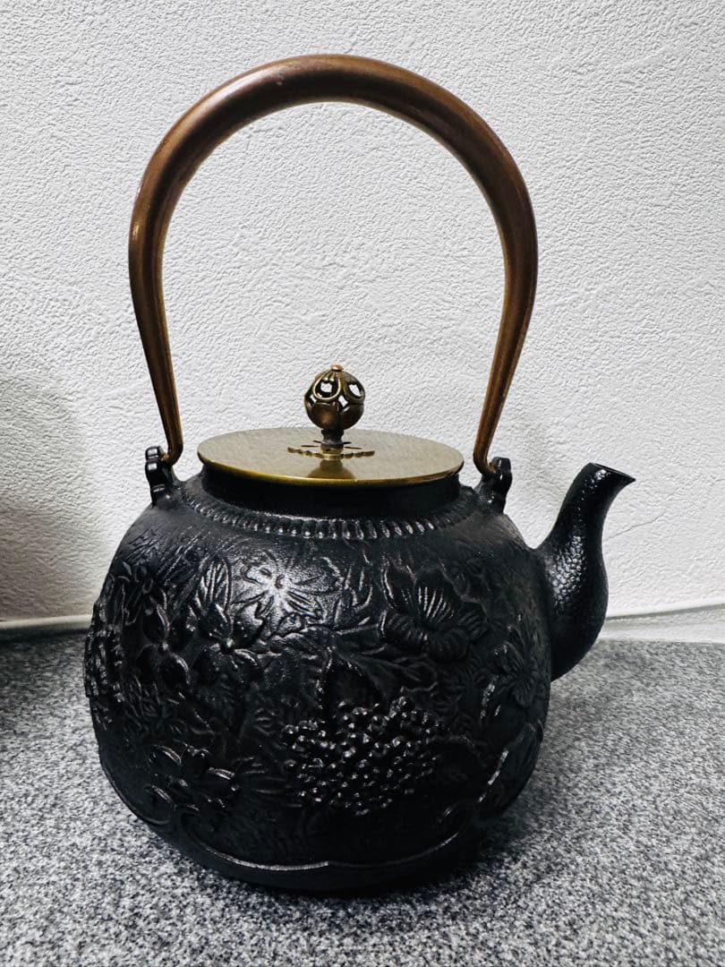 【新品未使用】南部鉄器 砂鉄製 鉄瓶 花柄浮き彫り鉄壺 コーティングなし
